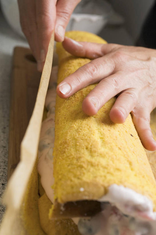 点心,西方人,手,一个人,竖图,俯视,室内,特写,白天,下午茶,欧洲,欧洲人,双手,仅一个女性,仅一个人,一块,握,木制,食品,案板,拿,拿着,砧板,食物,糕点,木制品,仅一个中年女性,手部,握着,张开五指,蛋糕卷,海绵蛋糕,瑞士卷,戚风蛋糕,女人,女性,中年女性,白种人,半身,彩图,高角度拍摄,五指张开,蛋糕