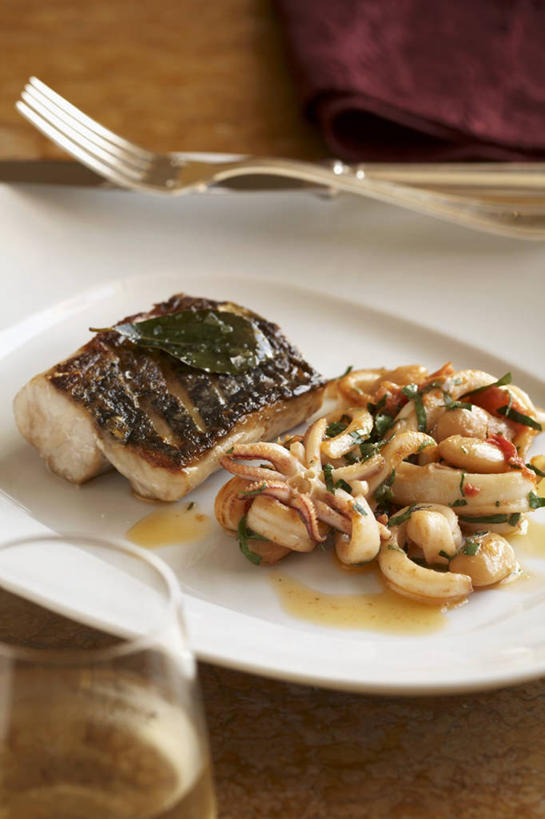 无人,竖图,俯视,室内,特写,白天,烧烤,餐桌,桌子,鱿鱼,杯子,餐具,阴影,反射,叉子,碟子,盘,影子,肉,鱼肉,肉类,玻璃制品,三个,盘子,水杯,碟,餐台,肉食,餐叉,玻璃杯,进餐用具,柔鱼,枪乌贼,彩图,高角度拍摄