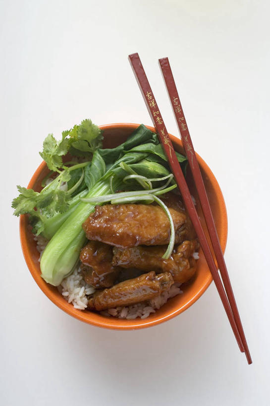 无人,竖图,俯视,室内,特写,白天,白色背景,烹饪,中餐,餐桌,筷子,桌子,蔬菜,餐具,一双,阴影,新鲜,反射,影子,陶瓷,大白菜,红烧,鸡肉,肉,料理,食品,陶瓷制品,文化,传统,白菜,鸡翅,菜肴,美食,肉类,食物,一个,容器,碗,中式,摄影,佳肴,有机食品,绿色食品,影棚,单个,餐台,储藏,礼节,储存,礼仪,肉食,红烧鸡翅,胶菜,镳菜,红烧菜,进餐用具,彩图,高角度拍摄,影棚拍摄,拍摄,贮存