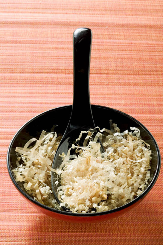 生鱼片,无人,竖图,俯视,室内,特写,白天,烹饪,餐桌,桌子,一堆,阴影,堆叠,堆积,反射,影子,勺子,肉,鱼肉,日本料理,鱼片,料理,食品,鲣鱼,菜肴,美食,肉类,食物,一个,调羹,汤匙,日式料理,日式,摄影,佳肴,影棚,单个,餐台,堆,肉食,小金枪鱼,炸弹鱼,沙西米,柴鱼,鲣节,彩图,高角度拍摄,影棚拍摄,拍摄,刺身