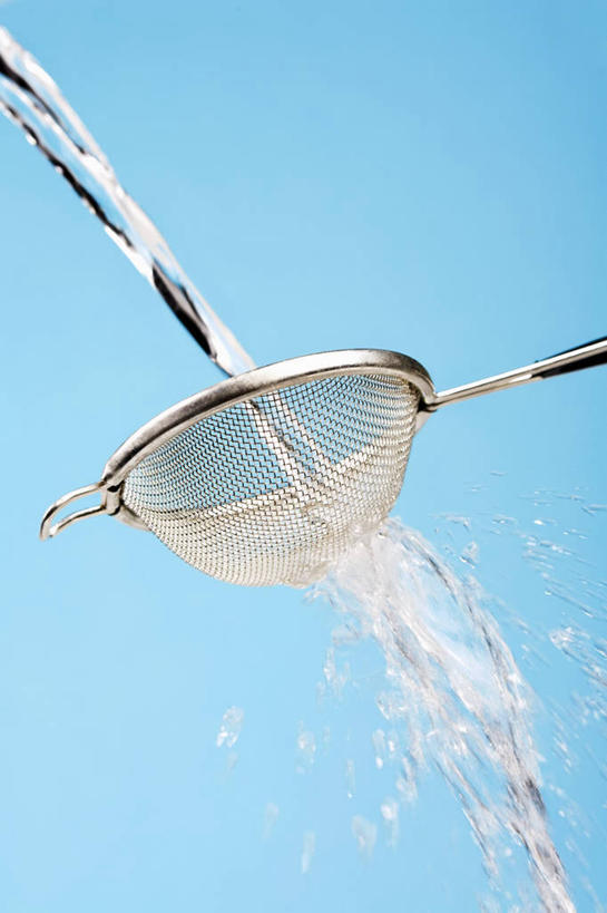 无人,竖图,室内,特写,白天,仰视,水,阴影,飞溅,蓝色背景,溅,反射,滤器,液体,影子,勺子,水滴,水珠,一个,摄影,影棚,单个,喷洒,漏勺,彩图,低角度拍摄,影棚拍摄,拍摄