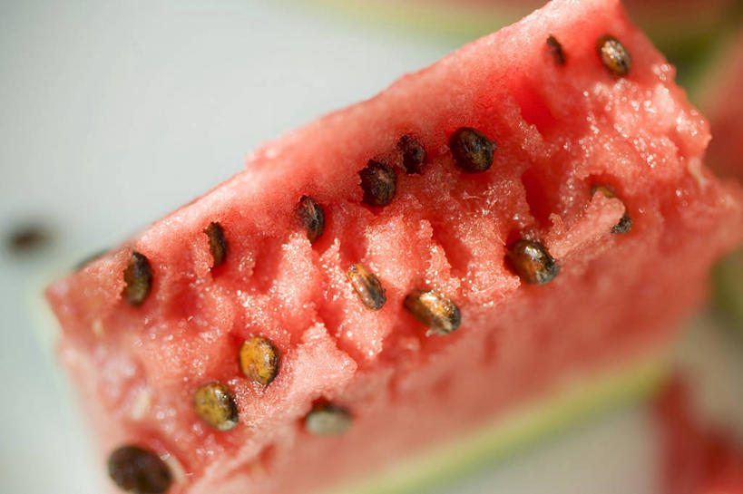 无人,横图,俯视,室内,特写,白天,餐桌,桌子,西瓜,水果,一块,阴影,朦胧,模糊,新鲜,反射,影子,生食,食品,果实,食物,红色,有机食品,绿色食品,餐台,寒瓜,彩图,高角度拍摄