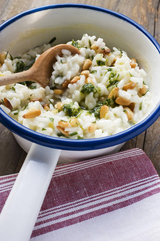 米饭,无人,竖图,俯视,室内,特写,白天,烹饪,西餐,餐桌,桌子,阴影,反射,影子,勺子,陶瓷,调料,酱料,酱汁,佐料,料理,食品,陶瓷制品,饭,调味品,调味料,烩饭,酱,松子,松子仁,菜肴,美食,食物,两个,容器,调羹,汤匙,碗,西式,佳肴,餐台,储藏,五谷,松仁,储存,意大利调味饭,松籽仁,意大利炖饭,彩图,高角度拍摄,意大利烩饭,贮存