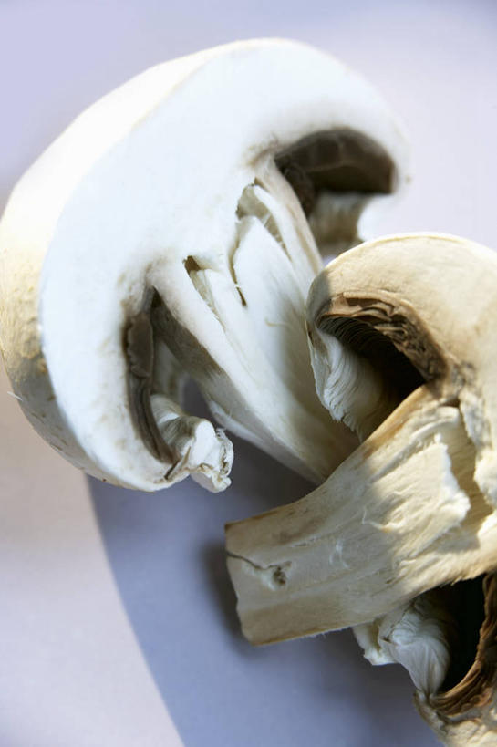 无人,竖图,俯视,室内,特写,白天,餐桌,桌子,蔬菜,切开,阴影,新鲜,反射,影子,菌菇,蘑菇,食品,半个,菌类,食物,白色,切,一半,食用菌,有机食品,绿色食品,餐台,白蘑菇,洋蘑菇,剖面,切面,草腐菌,二孢蘑菇,双孢蘑菇,彩图,高角度拍摄