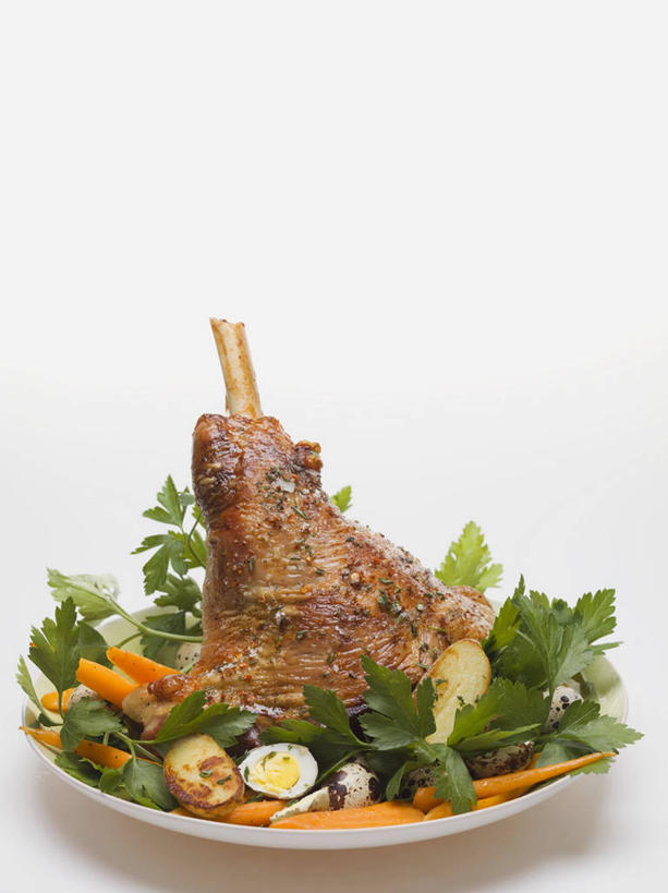 无人,竖图,俯视,室内,特写,白天,白色背景,餐桌,桌子,萝卜,胡萝卜,芹菜,蔬菜,餐具,复活节,阴影,节日,庆祝,新鲜,反射,碟子,盘,影子,蛋,肉,食品,鹌鹑蛋,文化,羊肉,肉类,食物,一个,盘子,碟,庆典,摄影,有机食品,绿色食品,荷兰芹,欧芹,香芹,影棚,单个,餐台,纪念,肉食,羊腿,法香,巴西利,洋香菜,洋芫荽,法国香菜,旱芹菜,番荽,卵,鹌鹑卵,鹑鸟蛋,红萝卜,甘荀,彩图,高角度拍摄,影棚拍摄,拍摄,羊腿肉