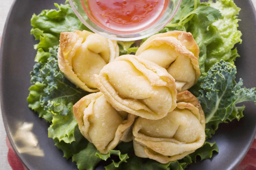 点心,馄饨,面食,无人,横图,俯视,室内,特写,白天,餐桌,桌子,蔬菜,玻璃,一堆,阴影,堆叠,堆积,新鲜,反射,影子,陶瓷,生菜,莴苣,调料,酱料,酱汁,油炸,佐料,料理,食品,面点,陶瓷制品,调味品,调味料,酱,辣酱,美食,玻璃制品,食物,两个,容器,碗,中式,有机食品,绿色食品,餐台,储藏,堆,辣椒酱,储存,春菜,鹅仔菜,莴仔菜,千金菜,叶用莴苣,扁肉,彩图,高角度拍摄,炸馄饨,贮存