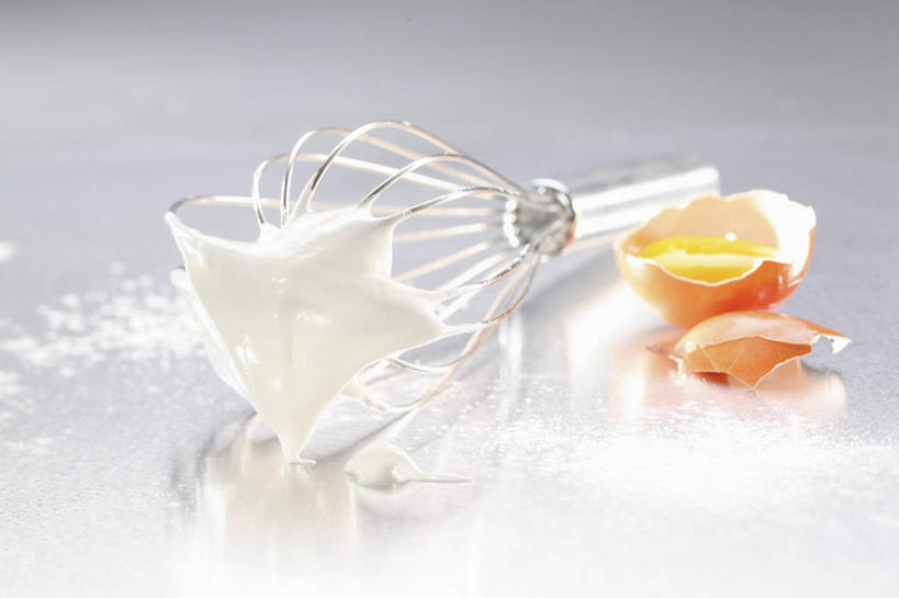 无人,横图,俯视,室内,特写,白天,白色背景,烹饪,餐桌,桌子,厨具,金属制品,阴影,反射,金属,影子,蛋,蛋黄,鸡蛋,一个,打蛋器,搅拌器,摄影,影棚,单个,餐台,烹饪用具,草鸡蛋,卵,手动打蛋器,烹调用具,烹调,彩图,高角度拍摄,影棚拍摄,拍摄