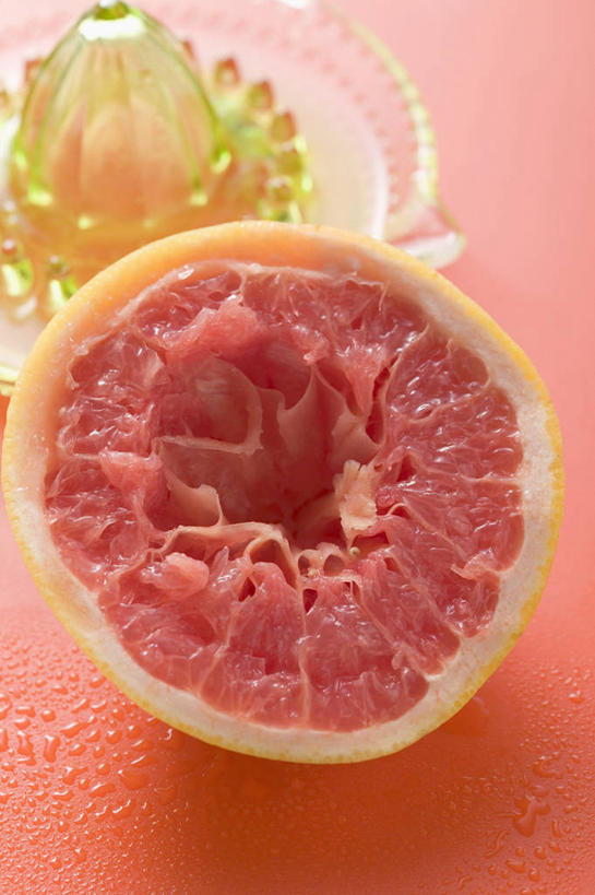 无人,竖图,俯视,室内,特写,白天,餐桌,桌子,水果,阴影,红色背景,新鲜,反射,影子,生食,食品,果实,榨汁机,葡萄柚,食物,一个,西柚,摄影,有机食品,绿色食品,影棚,单个,餐台,横截面,剖面,手动榨汁机,朱栾,截面,截面图形,彩图,高角度拍摄,影棚拍摄,拍摄