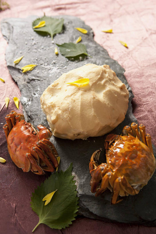 海鲜,蟹,无人,竖图,俯视,室内,特写,白天,植物,餐桌,桌子,阴影,反射,螃蟹,影子,香料,草药,水产,中药,海洋生物,香草,餐台,罗勒,水生动物,海产品,紫苏,药材,中草药,水生物,海底动物,九层塔,圣约瑟夫草,甜罗勒,兰香,中药材,本草,赤苏,红苏,黑苏,彩图,高角度拍摄