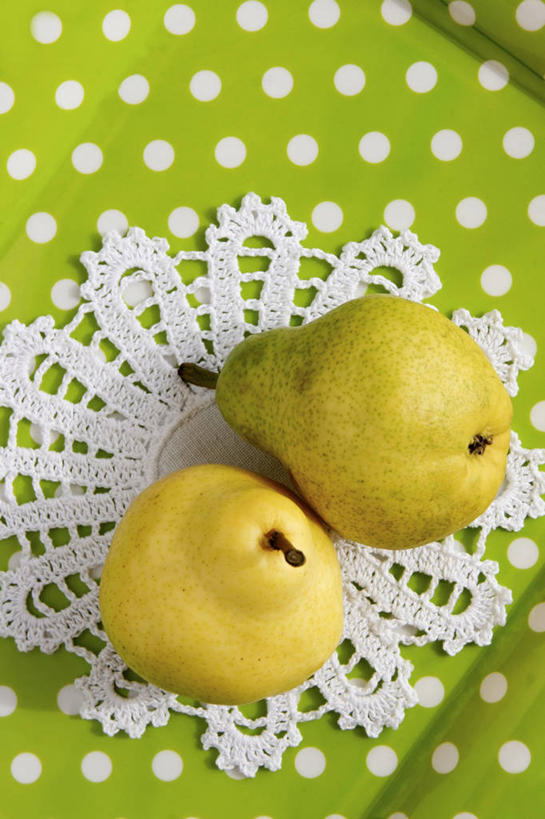 无人,竖图,俯视,室内,特写,白天,餐桌,桌子,梨,水果,阴影,新鲜,装饰,反射,影子,斑点,生食,食品,果实,蕾丝,食物,两个,绿色,白色,垫子,香梨,有机食品,绿色食品,餐台,华丽,修饰,点缀,衬托,美观,雅致,雅观,生梨,彩图,高角度拍摄