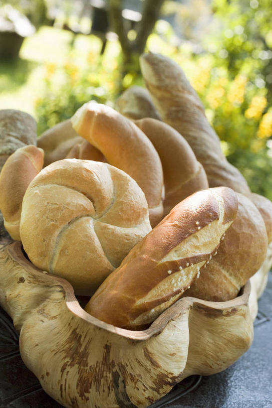 点心,面包,无人,竖图,俯视,室外,特写,白天,草地,草坪,植物,餐桌,桌子,一堆,许多,阴影,堆叠,堆积,朦胧,模糊,光线,影子,食品,面点,羊角面包,草,食物,糕点,绿色,阳光,牛角面包,餐台,堆,小圆面包,彩图,高角度拍摄