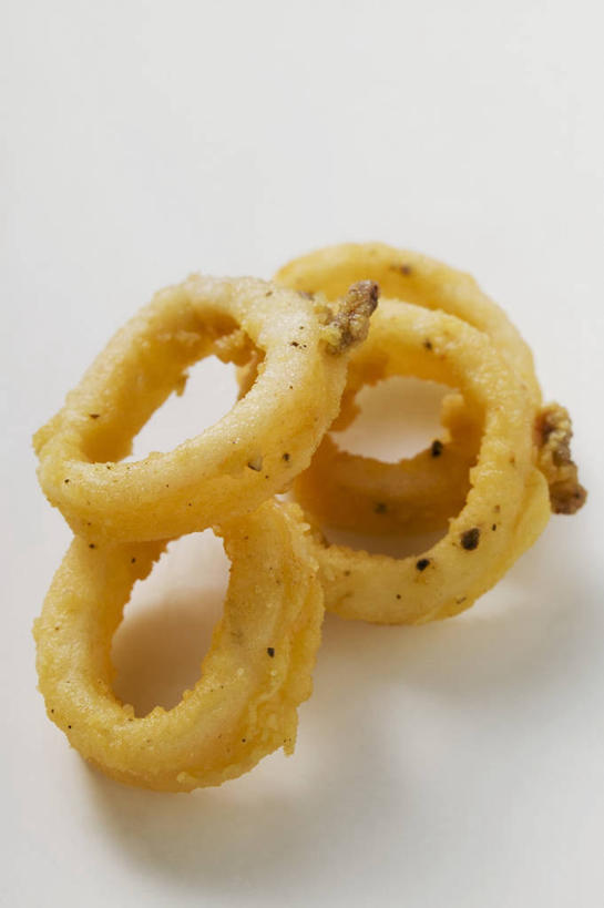 无人,竖图,俯视,室内,特写,白天,白色背景,烹饪,西餐,餐桌,桌子,阴影,反射,影子,料理,食品,菜肴,美食,鱿鱼圈,食物,快餐,四个,西式,摄影,佳肴,影棚,餐台,西式快餐,垃圾食品,彩图,高角度拍摄,影棚拍摄,拍摄