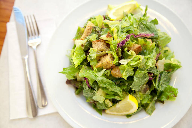 点心,面包,无人,横图,俯视,室内,特写,白天,餐桌,桌子,柠檬,餐具,阴影,新鲜,反射,叉子,刀叉,刀子,碟子,盘,影子,生菜,莴苣,生食,沙拉,食品,面点,色拉,沙律,食物,糕点,白色,盘子,碟,有机食品,绿色食品,餐台,色拉酱,餐刀,千岛酱,餐叉,春菜,鹅仔菜,莴仔菜,千金菜,叶用莴苣,进餐用具,益母果,柠果,彩图,高角度拍摄,凯萨沙拉