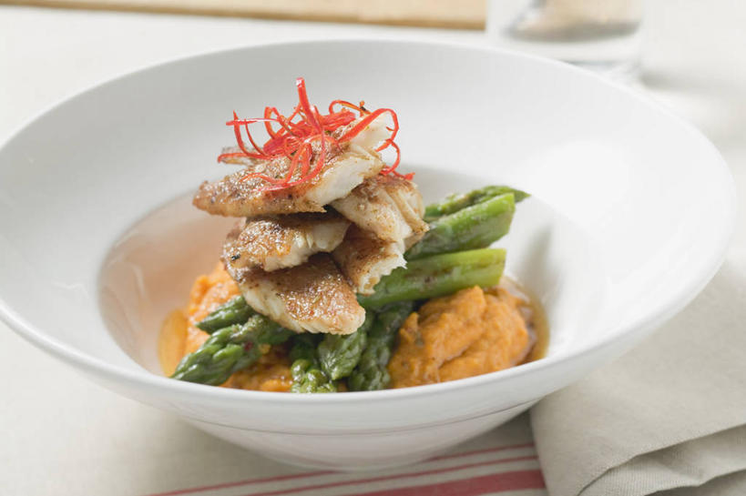 无人,横图,俯视,室内,特写,白天,烹饪,西餐,餐桌,桌子,芦笋,蔬菜,阴影,朦胧,模糊,新鲜,反射,布料,影子,陶瓷,肉,鱼肉,料理,食品,陶瓷制品,布纹,菜肴,美食,肉类,桌布,食物,一个,白色,餐巾,容器,台布,碗,西式,佳肴,有机食品,绿色食品,单个,餐台,储藏,储存,肉食,鲇鱼,塘鲺,塘虱鱼,塘虱,黏鱼,胡子鲢,猪尾巴,药鸡豆子,石刁柏,蚂蚁杆,龙须菜,狼尾巴根,彩图,高角度拍摄,贮存