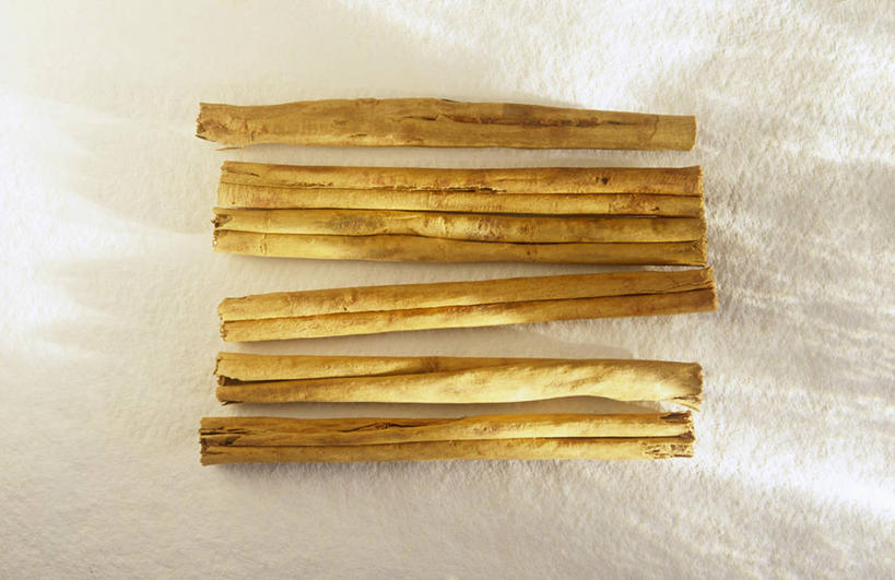 无人,横图,俯视,室内,特写,白天,餐桌,桌子,一排,许多,阴影,整齐,反射,影子,调味,香料,佐料,肉桂,排列,餐台,配料,队列,桂皮,作料,官桂,牡桂,筒桂,香桂,玉桂,彩图,高角度拍摄