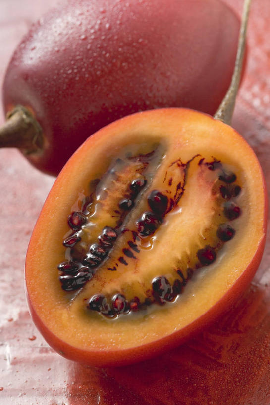 无人,竖图,俯视,室内,特写,白天,餐桌,桌子,水果,阴影,朦胧,模糊,新鲜,反射,影子,生食,食品,果实,食物,两个,有机食品,绿色食品,餐台,树番茄,横截面,剖面,截面,截面图形,番茄,彩图,高角度拍摄,树茄果