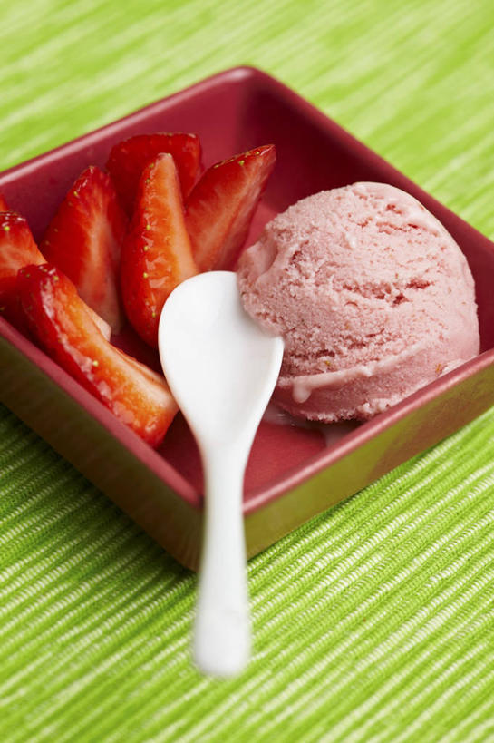 无人,竖图,俯视,室内,特写,白天,桌面,桌子,草莓,浆果,水果,绿色背景,阴影,新鲜,反射,木制,木盒,影子,勺子,生食,食品,冰激凌,果实,清凉,食物,一个,木制品,容器,调羹,汤匙,冷饮,舒服,冰淇淋,草莓冰激凌,摄影,有机食品,绿色食品,影棚,单个,储藏,解暑,储存,解渴,雪糕,舒爽,冰糕,消暑,洋莓,水果皇后,红莓,地莓,彩图,高角度拍摄,影棚拍摄,拍摄,贮存