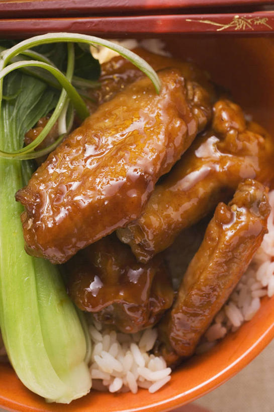 米饭,无人,竖图,俯视,室内,特写,白天,烹饪,中餐,蔬菜,玻璃,阴影,新鲜,反射,影子,青菜,红烧,鸡肉,肉,料理,食品,饭,鸡翅,菜肴,美食,肉类,玻璃制品,食物,一个,容器,碗,中式,佳肴,有机食品,绿色食品,单个,储藏,五谷,储存,小白菜,肉食,红烧鸡翅,不结球白菜,红烧菜,彩图,高角度拍摄,贮存