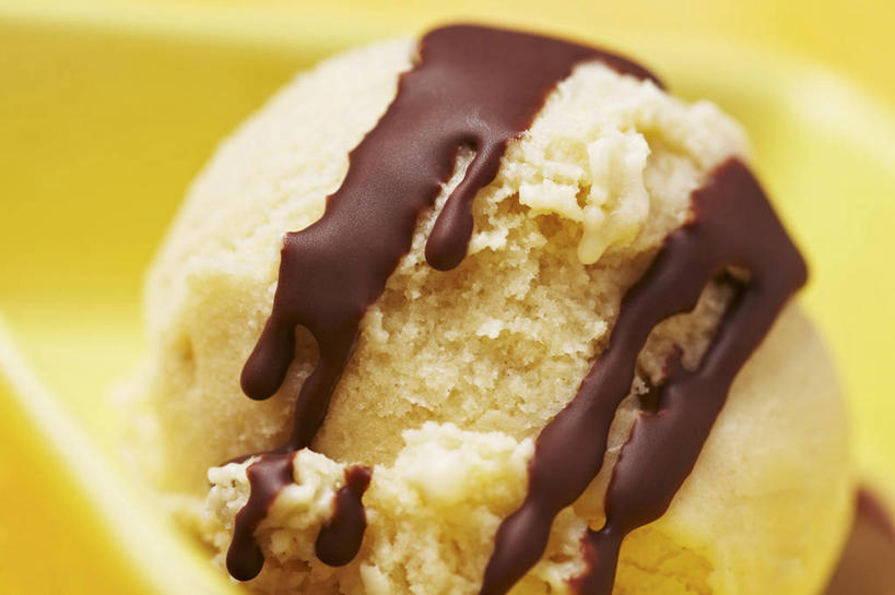 无人,横图,俯视,室内,特写,白天,香蕉,水果,阴影,黄色背景,朦胧,模糊,新鲜,反射,影子,生食,食品,冰激凌,果实,清凉,食物,冷饮,舒服,冰淇淋,摄影,有机食品,绿色食品,影棚,解暑,解渴,雪糕,舒爽,冰糕,消暑,巧克力冰淇淋,甘蕉,彩图,高角度拍摄,影棚拍摄,拍摄