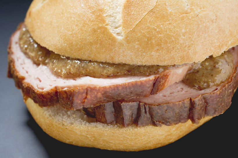 点心,面包,芥末,无人,横图,俯视,室内,特写,白天,烹饪,西餐,餐桌,桌子,阴影,黑色背景,朦胧,模糊,反射,影子,调料,酱料,酱汁,肉,佐料,汉堡,牛肉,料理,食品,面点,调味品,调味料,酱,菜肴,美食,肉类,食物,糕点,一个,快餐,西式,摄影,佳肴,影棚,单个,餐台,肉食,西式快餐,垃圾食品,小圆面包,芥末酱,彩图,高角度拍摄,影棚拍摄,拍摄,法式芥末,法式芥末酱,芥辣,芥辣酱