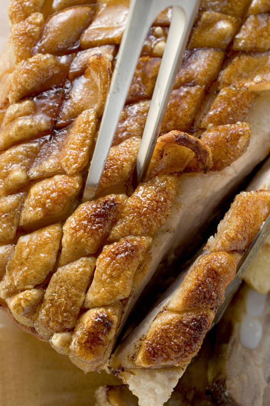 无人,竖图,俯视,室内,特写,白天,烧烤,桌面,桌子,餐具,一把,阴影,反射,木制,叉子,影子,肉,烤架,烤肉,猪肉,肉类,木制品,铁架,五花肉,肉食,餐叉,豚肉,肋条肉,三层肉,进餐用具,彩图,高角度拍摄