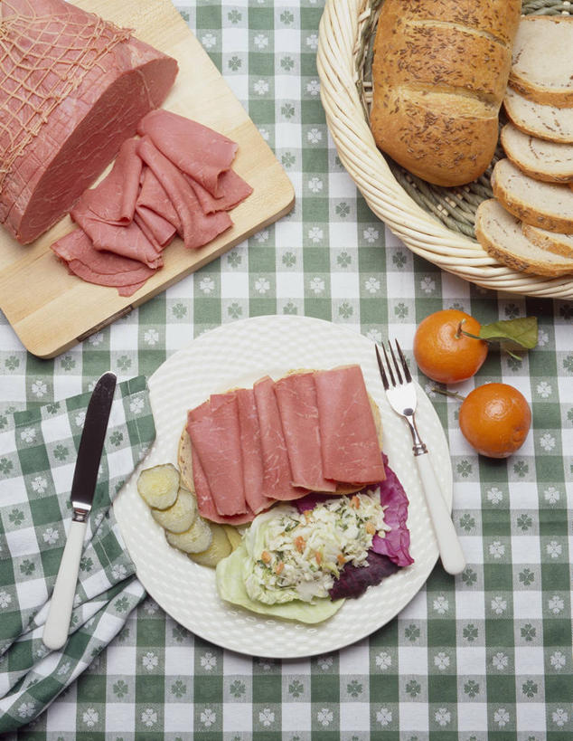 无人,竖图,俯视,室内,特写,白天,桌面,桌子,蔬菜,西红柿,小番茄,椰菜,卷心菜,餐具,切开,阴影,新鲜,反射,木制,布料,叉子,刀叉,刀子,碟子,盘,影子,肉,生食,蔬菜沙拉,沙拉,食品,案板,布纹,色拉,火腿,猪肉,沙律,肉类,砧板,桌布,食物,腌制,盘子,餐巾,木制品,碟,台布,切,甘蓝,有机食品,绿色食品,色拉酱,餐刀,千岛酱,剖面,肉食,餐叉,切面,豚肉,格式,熏制,火肉,兰熏,猪腿,小西红柿,樱桃小番茄,珍珠小番茄,进餐用具,樱桃番茄,圣女果,结球甘蓝,甘兰,番茄,包心菜,彩图,高角度拍摄