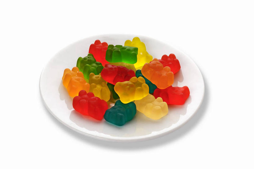 无人,横图,俯视,室内,特写,白天,白色背景,桌面,桌子,餐具,一堆,许多,阴影,堆叠,堆积,反射,木制,碟子,盘,影子,食品,糖,糖果,甜点,甜品,软糖,橡皮糖,食物,黄色,红色,绿色,盘子,木制品,碟,甜食,橙色,摄影,影棚,堆,彩图,高角度拍摄,影棚拍摄,拍摄