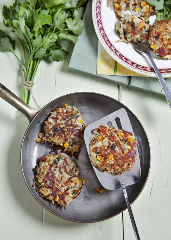 点心,煎饼,无人,竖图,俯视,室内,特写,白天,白色背景,烹饪,玉米,芹菜,蔬菜,餐具,厨具,金属制品,阴影,反射,金属,棒子,碟子,锅子,盘,平底锅,影子,香菜,玉蜀黍,食品,文化,锅,饼,小吃,食物,糕点,盘子,碟,摄影,荷兰芹,欧芹,香芹,影棚,锅具,苞米,苞芦,土豆饼,烹饪用具,胡菜,香荽,原荽,园荽,芫荽,苞谷,法香,巴西利,洋香菜,洋芫荽,法国香菜,旱芹菜,番荽,包谷,大蜀黍,番麦,薏米包,玉高粱,玉麦,珍珠米,胡荽,莞荽,芫茜,芫蓿,莚葛草,莚荽菜,烹调用具,烹调,彩图,高角度拍摄,影棚拍摄,拍摄,马铃薯煎饼,土豆煎饼