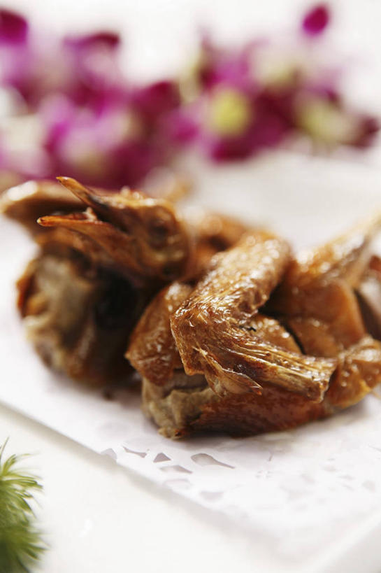 无人,竖图,俯视,室内,特写,白天,白色背景,烹饪,中餐,桌面,桌子,餐具,阴影,朦胧,模糊,盛开,反射,木制,碟子,盘,影子,肉,料理,食品,花蕾,菜肴,美食,肉类,花,花瓣,花朵,鲜花,食物,盘子,木制品,碟,花苞,花蕊,中式,摄影,佳肴,影棚,肉食,鸽子肉,烤乳鸽,彩图,高角度拍摄,影棚拍摄,拍摄,乳鸽