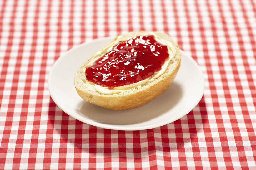 点心,面包,无人,横图,俯视,室内,特写,白天,桌面,桌子,餐具,一片,阴影,反射,木制,布料,碟子,方格,格子,盘,影子,食品,面点,布纹,桌布,食物,糕点,红色,白色,盘子,餐巾,木制品,碟,台布,果酱,草莓酱,小圆面包,果子酱,彩图,高角度拍摄