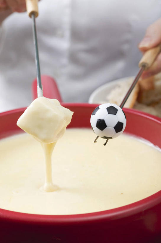 奶酪,西方人,手,一个人,坐,竖图,室内,特写,白天,正面,烹饪,西餐,足球,餐具,欧洲,欧洲人,双手,仅一个年轻女性,仅一个女性,仅一个人,握,服装,融化,叉子,刀叉,刀子,陶瓷,干酪,起司,料理,食品,陶瓷制品,足球装备,芝士,营养,拿,拿着,休闲装,运动器械,火锅,菜肴,美食,食物,一个,衣服,容器,碗,休闲,手部,休闲服,健身器械,乳酪,西式,握着,服饰,佳肴,单个,储藏,乳制品,储存,餐刀,健身器材,发酵,熔化,餐叉,蹴鞠,奶酪火锅,暖锅,溶化,熔解,消溶,足球运动,年轻女性,女人,女性,白种人,进餐用具,坐着,半身,彩图,贮存,运动器材