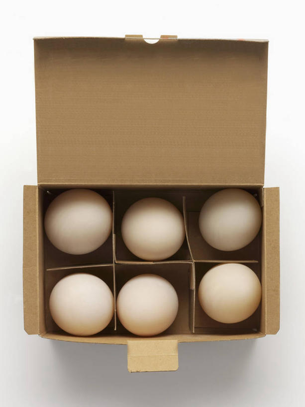 无人,竖图,俯视,室内,特写,白天,白色背景,桌面,桌子,一排,许多,阴影,整齐,并列,并排,反射,木制,包装,影子,纸箱,蛋,鸭蛋,排列,一个,木制品,容器,箱子,摄影,影棚,单个,队列,纸板箱,平行,包装箱,卵,鸭卵,彩图,高角度拍摄,影棚拍摄,拍摄