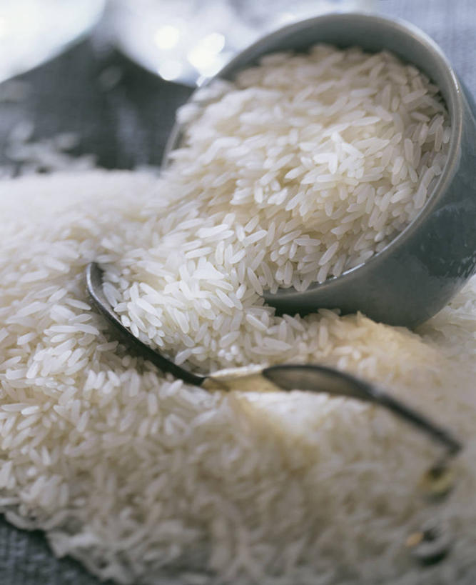 无人,竖图,俯视,室内,特写,白天,一堆,许多,阴影,堆叠,堆积,反射,影子,勺子,陶瓷,谷类,谷物,陶瓷制品,米,容器,调羹,汤匙,碗,储藏,堆,储存,香米,印度香米,巴斯马蒂大米,巴斯马蒂香米,香稻,彩图,高角度拍摄,贮存