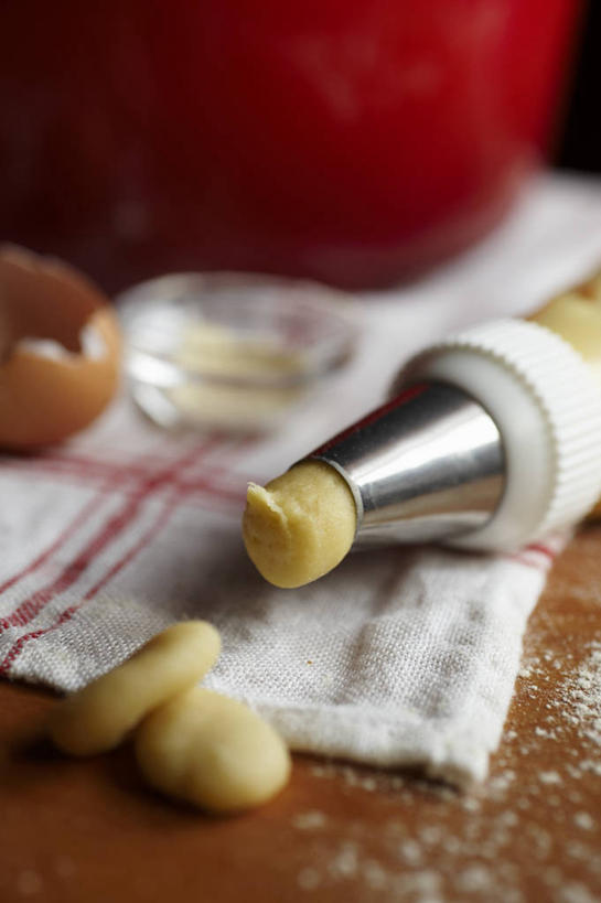 点心,无人,竖图,俯视,室内,特写,白天,桌面,桌子,袋子,制作,阴影,朦胧,模糊,装饰,反射,木制,裱花袋,粉末,影子,陶瓷,面粉,食品,甜点,甜品,陶瓷制品,粮食,加工,塑料袋,食物,糕点,餐巾,木制品,容器,碗,甜食,奶油,粉,储藏,农产品,乳制品,储存,原材料,裱花枪,裱花,粉状,激凌,克林姆,淇淋,保洁方巾,口布,彩图,高角度拍摄,贮存