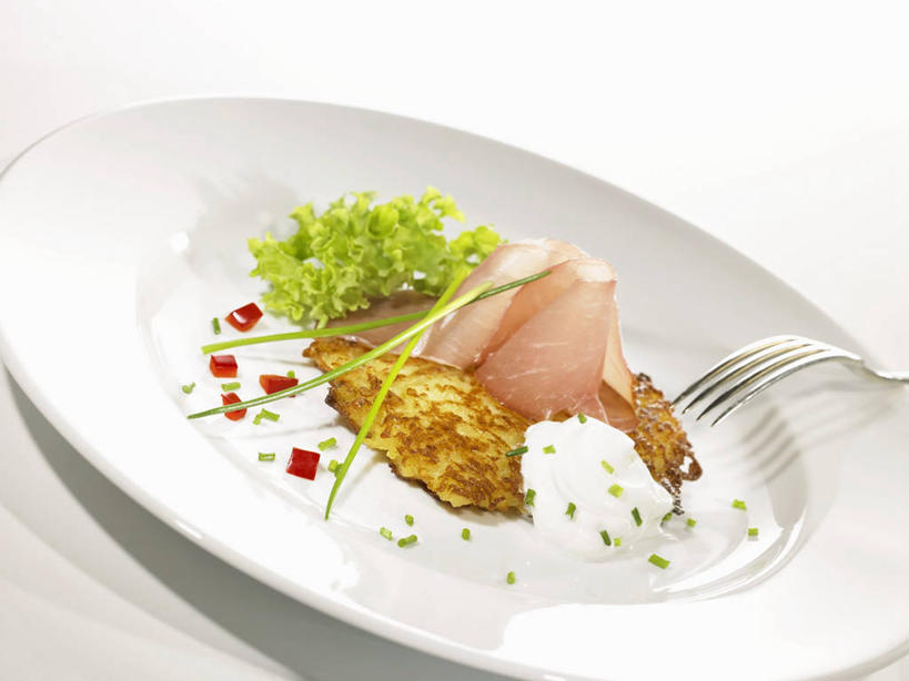 点心,煎饼,无人,横图,俯视,室内,特写,白天,白色背景,桌面,桌子,芹菜,蔬菜,餐具,阴影,新鲜,反射,木制,叉子,碟子,盘,影子,肉,食品,文化,火腿,猪肉,饼,小吃,肉类,食物,腌制,糕点,盘子,木制品,碟,摄影,有机食品,绿色食品,影棚,肉食,土豆饼,餐叉,豚肉,熏制,火肉,兰熏,猪腿,进餐用具,药芹,水芹,旱芹,彩图,高角度拍摄,影棚拍摄,拍摄,马铃薯煎饼,土豆煎饼