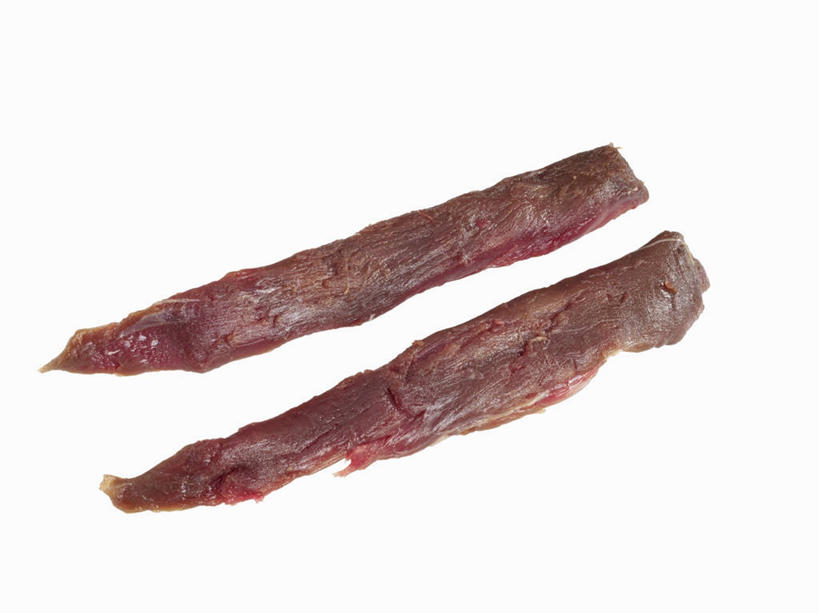 无人,横图,俯视,室内,特写,白天,白色背景,桌面,桌子,两块,阴影,反射,木制,影子,肉,肉类,红色,木制品,摄影,影棚,肉食,兔肉,肉干,兔肉干,彩图,高角度拍摄,影棚拍摄,拍摄