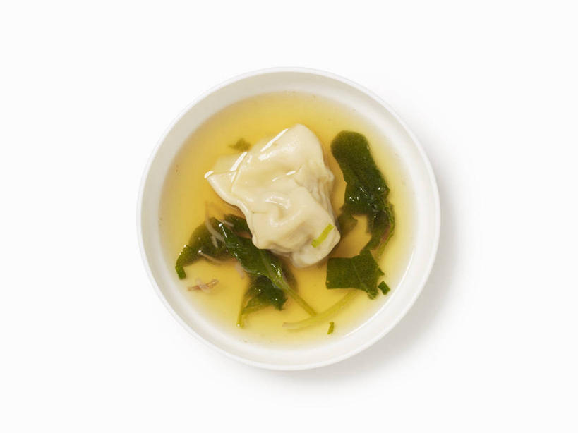 点心,馄饨,面食,无人,横图,俯视,室内,特写,白天,白色背景,桌面,桌子,阴影,反射,木制,影子,陶瓷,料理,食品,面点,陶瓷制品,美食,食物,一个,木制品,容器,碗,中式,摄影,影棚,单个,储藏,储存,扁肉,彩图,高角度拍摄,影棚拍摄,拍摄,馄饨汤,贮存