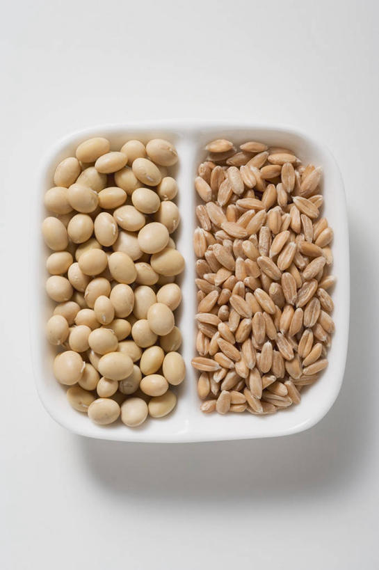 无人,竖图,俯视,室内,特写,白天,白色背景,农作物,小麦,植物,桌面,桌子,豆,大豆,蔬菜,一堆,许多,阴影,堆叠,堆积,朦胧,模糊,新鲜,反射,木制,影子,陶瓷,豆类,豆子,毛豆,谷物,食品,陶瓷制品,食物,一个,木制品,容器,碗,摄影,麦子,有机食品,绿色食品,影棚,单个,储藏,堆,储存,豆科,枝豆,斯佩尔特小麦,黄豆,彩图,高角度拍摄,影棚拍摄,拍摄,贮存
