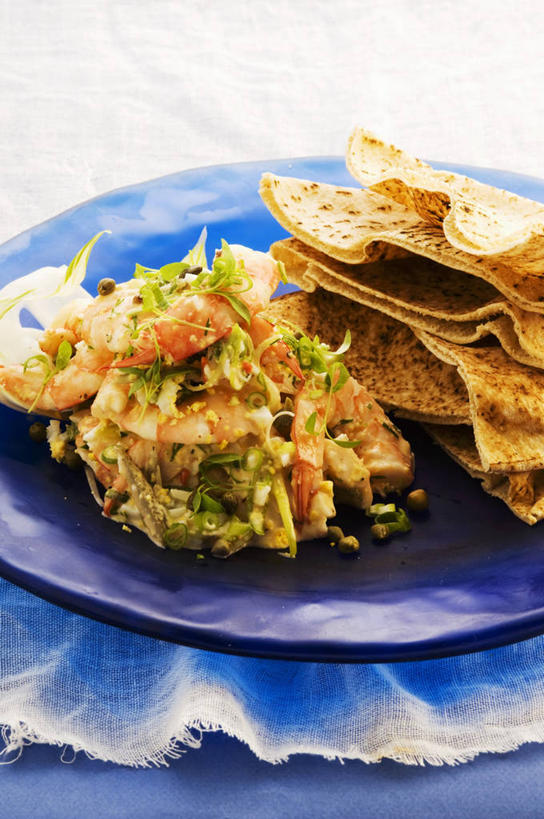 海鲜,无人,竖图,俯视,室内,特写,白天,白色背景,桌面,桌子,餐具,阴影,新鲜,反射,木制,碟子,盘,影子,蛋,鸡蛋,生食,虾,沙拉,食品,色拉,水产,沙律,大虾,食物,蓝色,盘子,餐巾,木制品,碟,摄影,影棚,对虾,色拉酱,海产品,千岛酱,斑节虾,卵,东方对虾,中国对虾,保洁方巾,口布,彩图,高角度拍摄,影棚拍摄,拍摄,海鲜沙拉