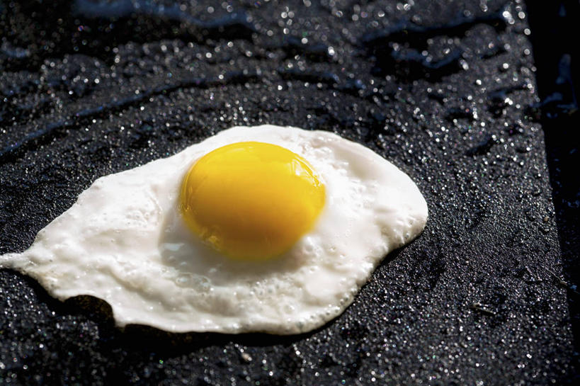 无人,横图,俯视,室内,特写,白天,烹饪,厨具,金属制品,阴影,黑色背景,反射,金属,锅子,影子,蛋,荷包蛋,鸡蛋,煎蛋,食用油,锅,一个,摄影,影棚,单个,煎锅,锅具,烹饪用具,植物油,卵,煎鸡蛋,烹调用具,烹调,彩图,高角度拍摄,影棚拍摄,拍摄