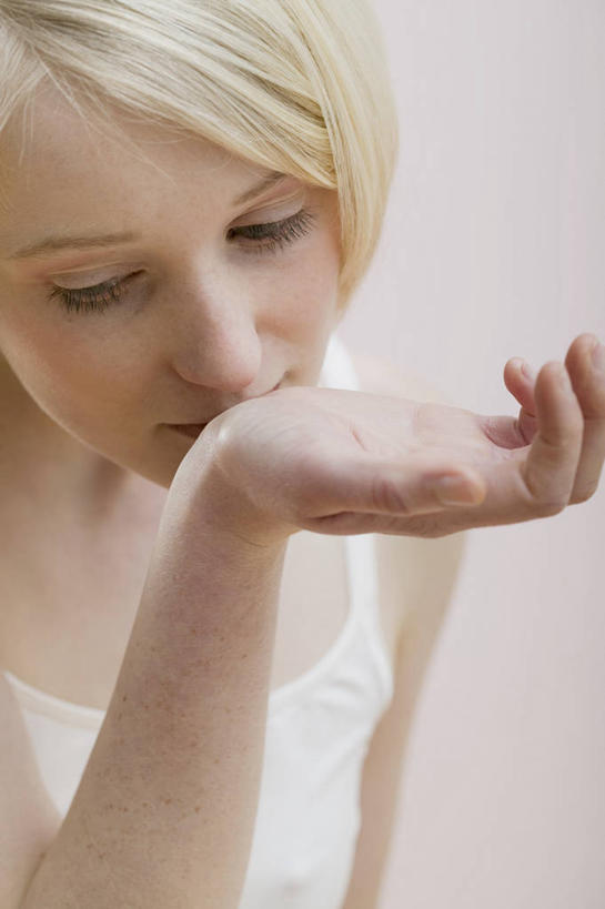 西方人,一个人,站,竖图,室内,白天,白色背景,正面,时尚,吊带,欧洲,欧洲人,仅一个年轻女性,仅一个女性,仅一个人,服装,芳香,香气,注视,吊带衫,闻,衣服,观察,看,品味,站着,香水,摄影,服饰,影棚,观看,优雅,气味,察看,嗅,高雅,衣着,穿着,芬芳,关注,除臭,衣饰,年轻女性,女人,女性,白种人,站立,半身,彩图,影棚拍摄,拍摄