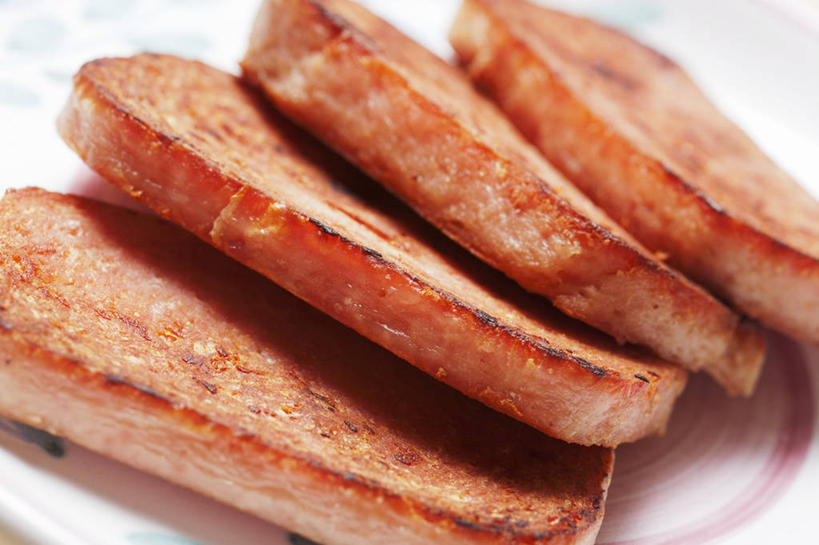 无人,横图,俯视,室内,特写,白天,白色背景,桌面,桌子,餐具,一堆,阴影,堆叠,堆积,反射,木制,碟子,盘,影子,肉,油炸,肉糜,肉类,盘子,木制品,碟,四块,摄影,影棚,堆,午餐肉,肉食,压缩,彩图,高角度拍摄,影棚拍摄,拍摄