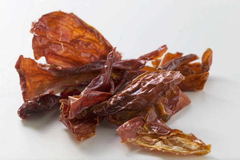 无人,横图,俯视,室内,特写,白天,白色背景,桌面,桌子,辣椒,一堆,许多,阴影,堆叠,堆积,朦胧,模糊,反射,木制,影子,木制品,摄影,影棚,堆,干辣椒,脱水,辣角,红海椒,大椒,辣虎,广椒,辣子,红辣椒,海椒,番椒,彩图,高角度拍摄,影棚拍摄,拍摄,干海椒,筒筒辣角