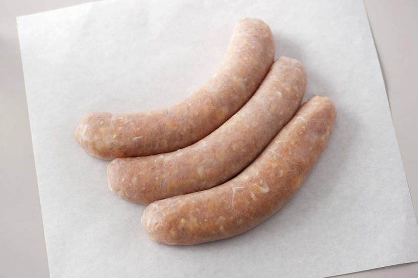 无人,横图,俯视,室内,特写,白天,桌面,桌子,一排,阴影,灰色背景,整齐,反射,木制,包装,包装纸,影子,纸,香肠,纸张,腊肠,排列,三个,木制品,摄影,影棚,包装材料,队列,羊皮纸,德式香肠,彩图,高角度拍摄,影棚拍摄,拍摄