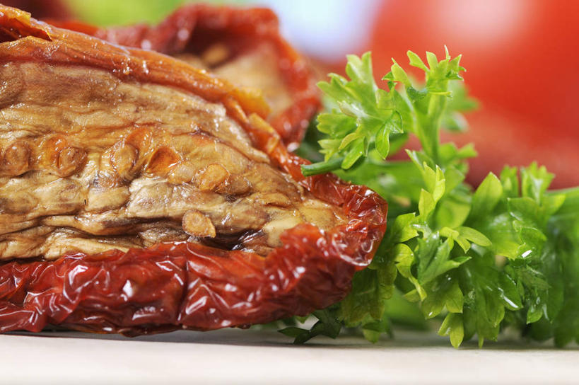 无人,横图,室内,特写,白天,正面,桌面,桌子,蔬菜,西红柿,一堆,许多,阴影,堆叠,堆积,朦胧,模糊,新鲜,反射,木制,影子,食品,番茄干,食物,木制品,有机食品,绿色食品,堆,番茄,彩图,日晒番茄干