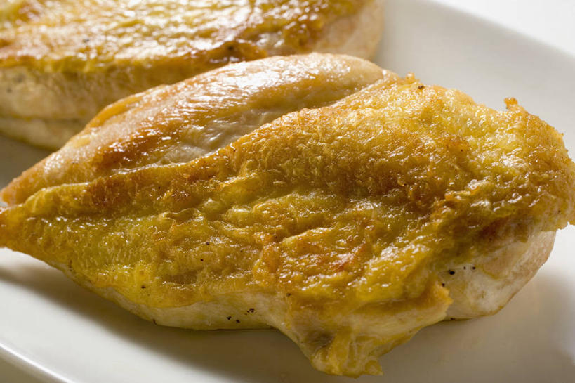 无人,横图,俯视,室内,特写,白天,白色背景,桌面,桌子,餐具,两块,阴影,反射,木制,碟子,盘,影子,鸡肉,肉,油炸,肉类,一个,盘子,木制品,碟,摄影,影棚,单个,炸鸡,肉食,鸡胸肉,彩图,高角度拍摄,影棚拍摄,拍摄