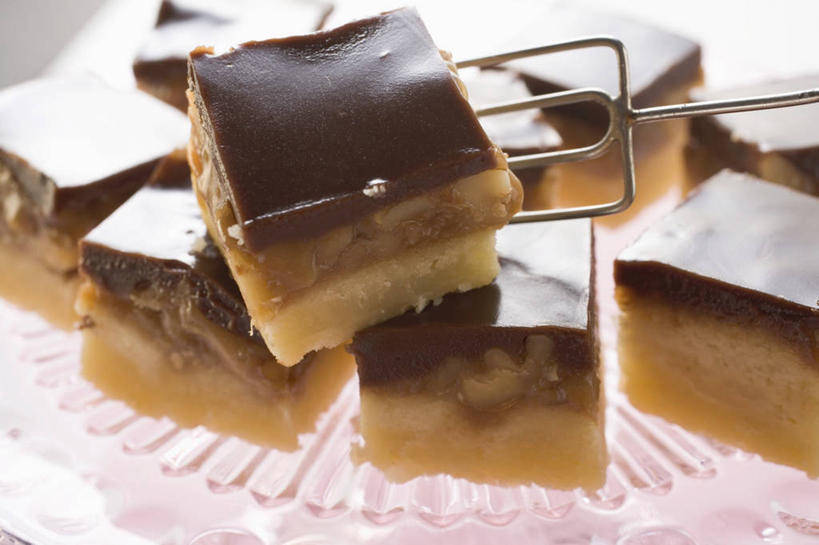 点心,无人,横图,俯视,室内,特写,白天,桌面,桌子,餐具,金属制品,阴影,反射,金属,木制,叉子,影子,核桃,食品,糖,糖果,坚果,甜点,甜品,果实,软糖,食物,木制品,饼干,甜食,干果,零食,巧克力,朱古力,黑巧克力,餐叉,太妃糖,胡桃,羌桃,进餐用具,彩图,高角度拍摄