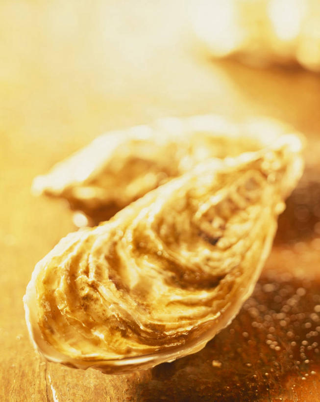 海鲜,无人,竖图,俯视,室内,特写,白天,桌面,桌子,阴影,朦胧,模糊,反射,木制,影子,牡蛎,水产,海洋生物,两个,木制品,生蚝,水生动物,海产品,水生物,海底动物,彩图,高角度拍摄