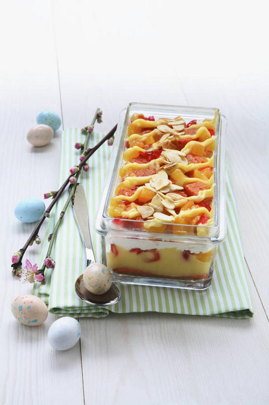 点心,红酒,葡萄酒,无人,竖图,俯视,室内,特写,白天,白色背景,下午茶,桌面,桌子,玻璃,复活节,阴影,节日,庆祝,反射,木制,影子,勺子,蛋,食品,酒类,文化,玻璃制品,酒,食物,糕点,饮料,一个,餐巾,木制品,容器,调羹,汤匙,碗,庆典,摄影,影棚,单个,纪念,储藏,储存,彩蛋,复活节彩蛋,保洁方巾,口布,雪利,雪利酒,彩图,高角度拍摄,影棚拍摄,拍摄,贮存,蛋糕