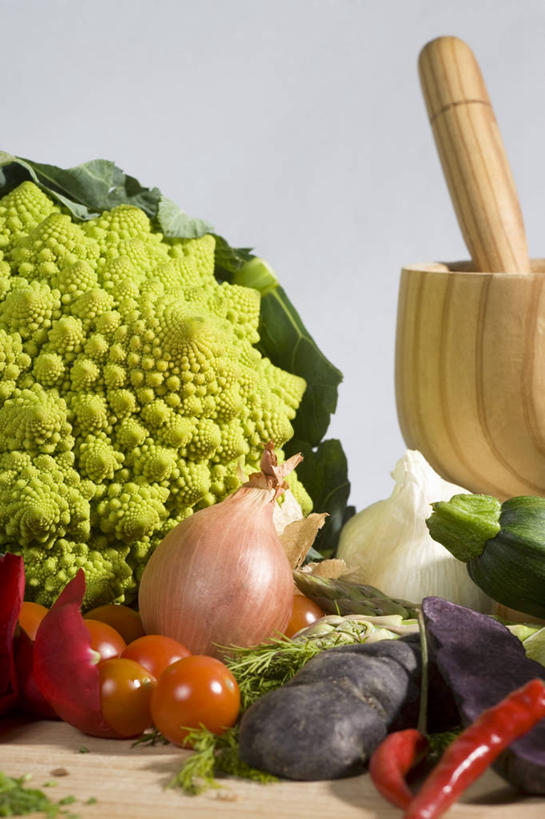 无人,竖图,俯视,室内,特写,白天,白色背景,桌面,桌子,萝卜,胡萝卜,辣椒,蔬菜,洋葱,阴影,新鲜,反射,木制,影子,生菜,莴苣,食品,食物,木制品,器皿,摄影,有机食品,绿色食品,影棚,研磨,臼杵,玉葱,紫薯,辣角,红海椒,大椒,辣虎,广椒,研杵,研钵,春菜,鹅仔菜,莴仔菜,千金菜,臼,叶用莴苣,黑薯,紫红薯,圆葱,洋葱头,山芋,球葱,辣子,红萝卜,红辣椒,海椒,甘荀,甘薯,番薯,番椒,地瓜,葱头,彩图,高角度拍摄,影棚拍摄,拍摄,罗马生菜